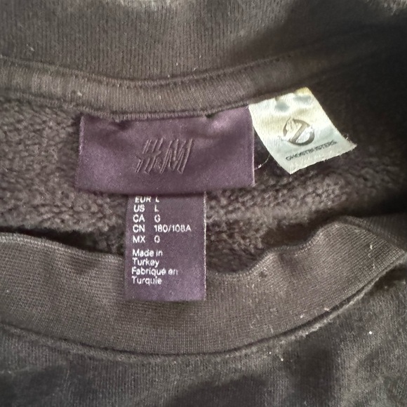 H&M Black Crewneck Sweater with Red Graphic - Picture 4 of 4